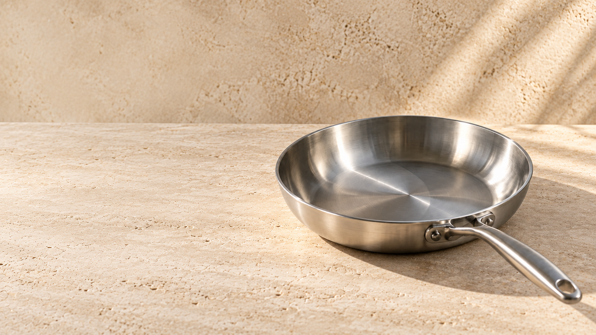 Poêle inox 316 posée sur un plan de travail beige, lumière naturelle